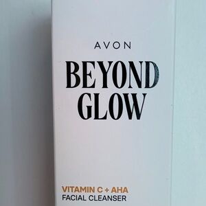Beyond Glow Vitamin C + AHA Facial Cleanser - Avon - Made in Korea